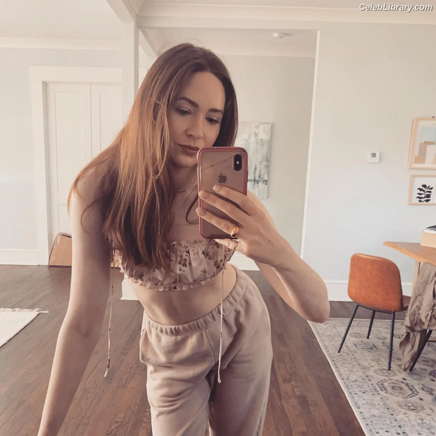 Karen Gillan photo 15 of 789
