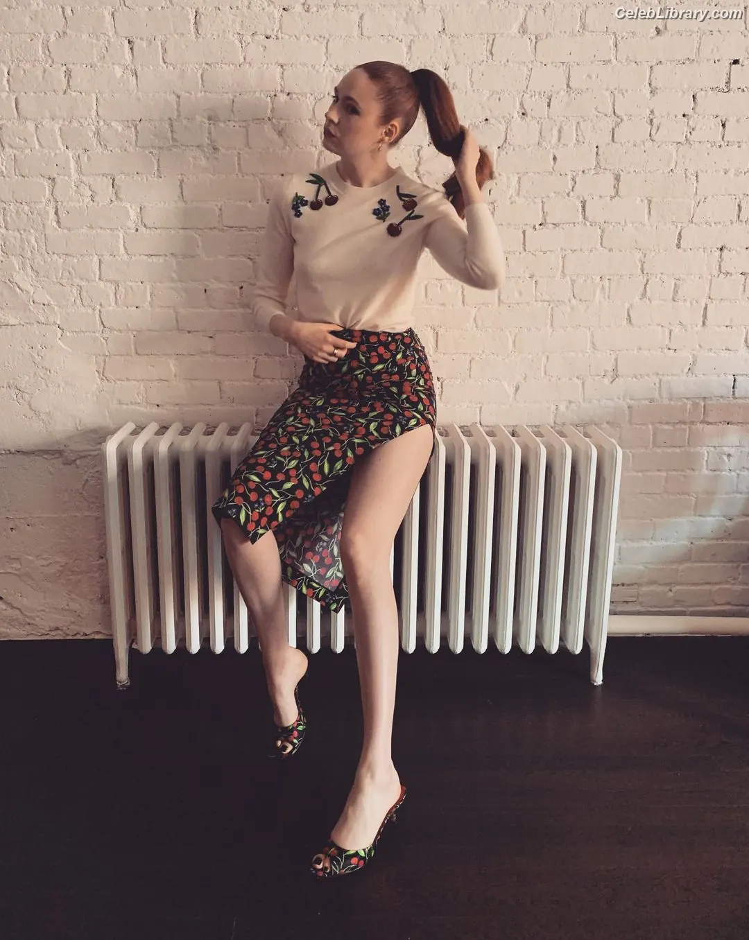 Karen Gillan photo 3 of 789