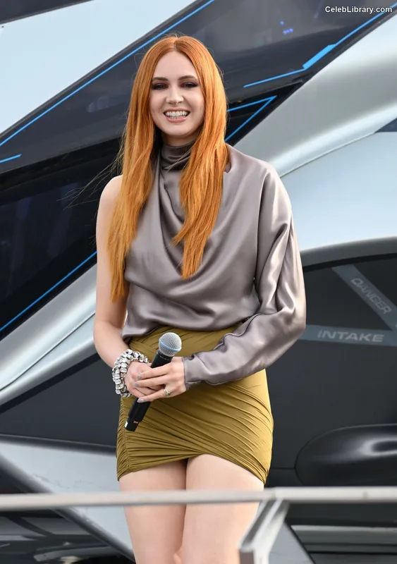 Karen Gillan photo 22 of 787