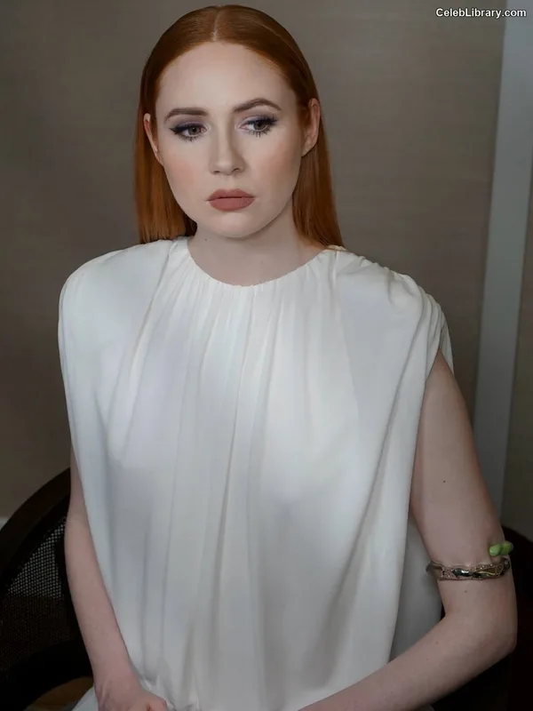 Karen Gillan photo 6 of 787