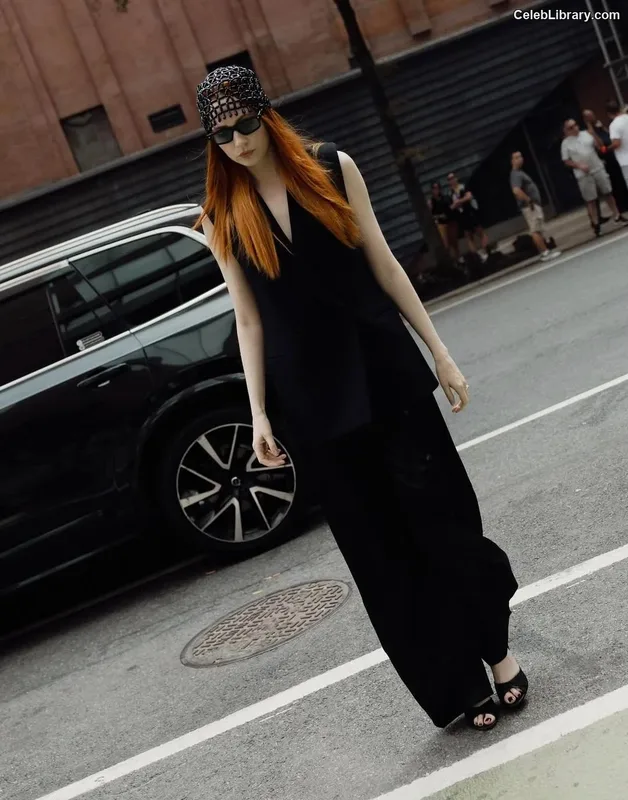 Karen Gillan photo 11 of 787