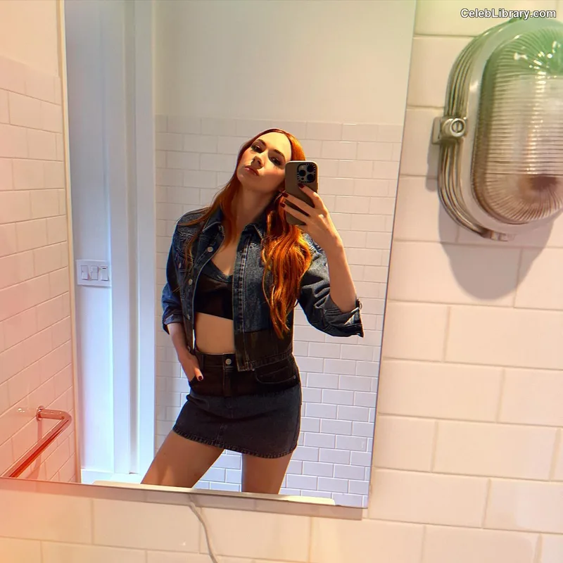 Karen Gillan photo 11 of 787