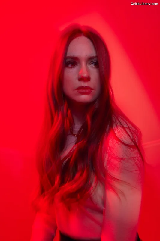 Karen Gillan photo 5 of 787