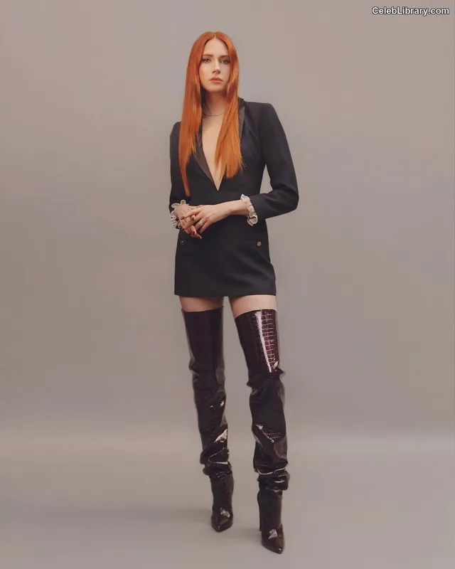 Karen Gillan photo 11 of 787