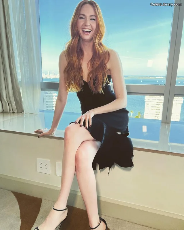 Karen Gillan photo 3 of 787