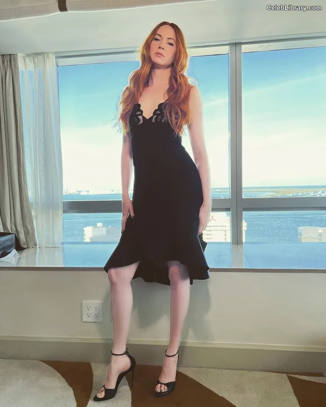 Karen Gillan photo 5 of 787