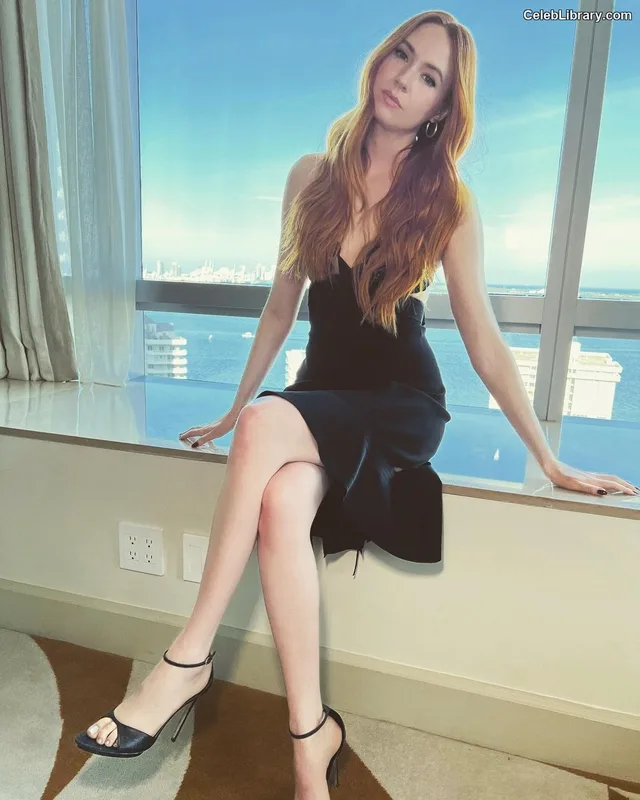 Karen Gillan photo 6 of 787