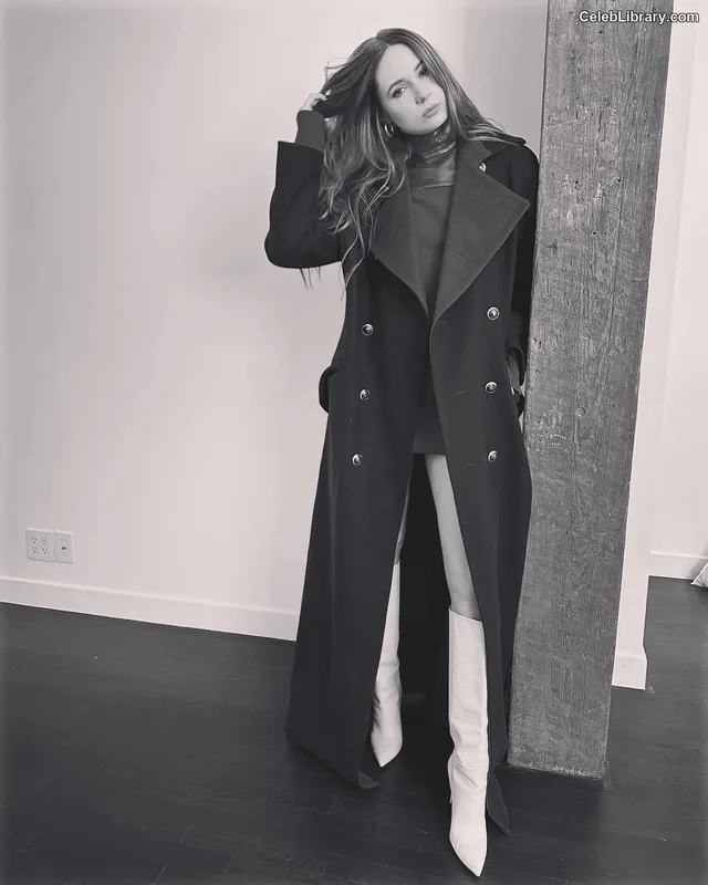 Karen Gillan photo 8 of 787