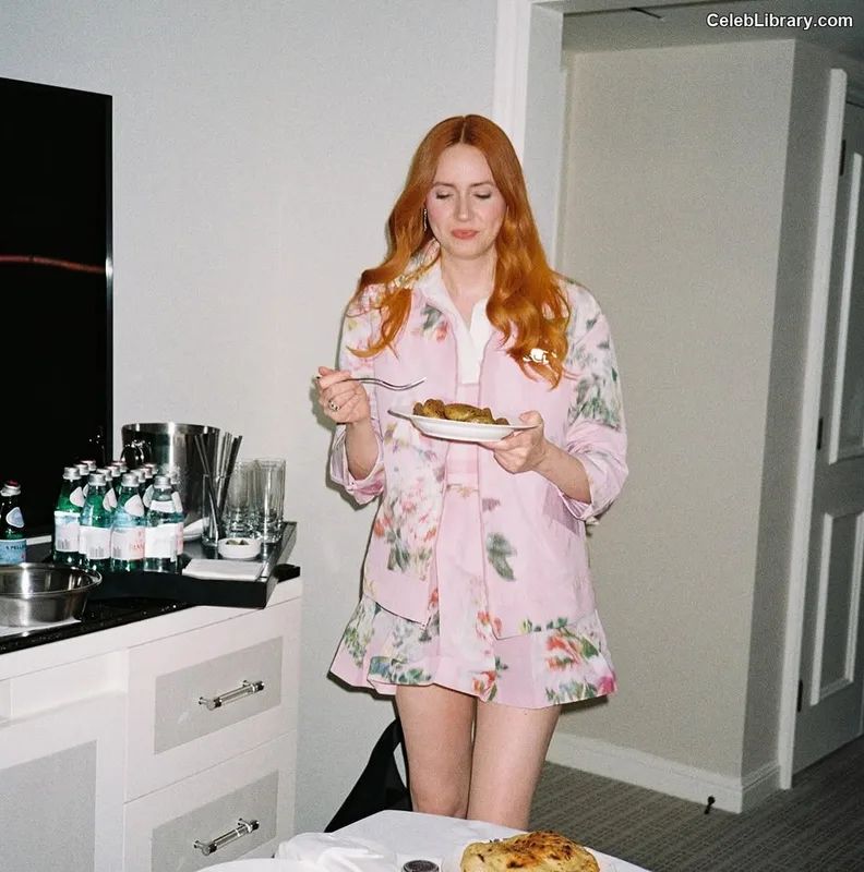 Karen Gillan photo 10 of 787