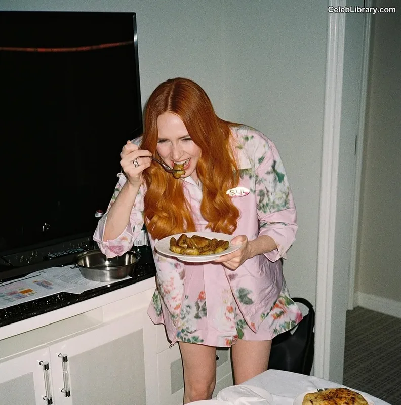 Karen Gillan photo 22 of 787