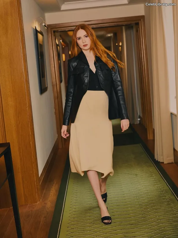 Karen Gillan photo 23 of 787