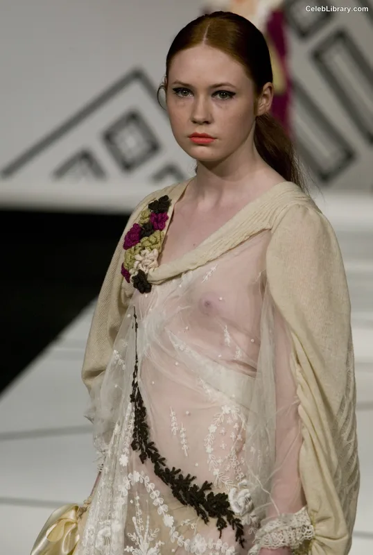 Karen Gillan photo 3 of 787