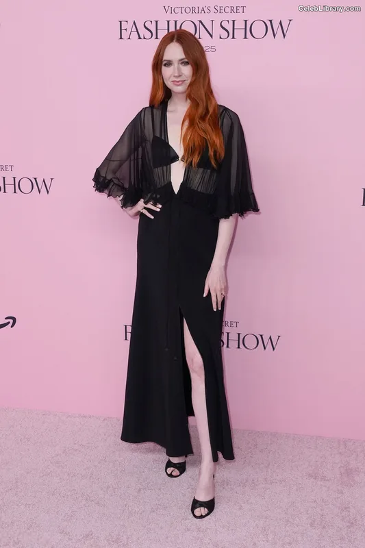 Karen Gillan photo 16 of 787