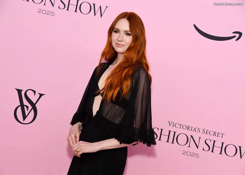 Karen Gillan photo 5 of 787