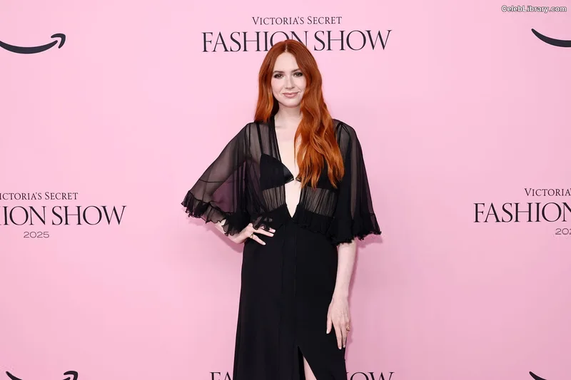 Karen Gillan photo 6 of 787