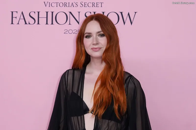 Karen Gillan photo 7 of 787