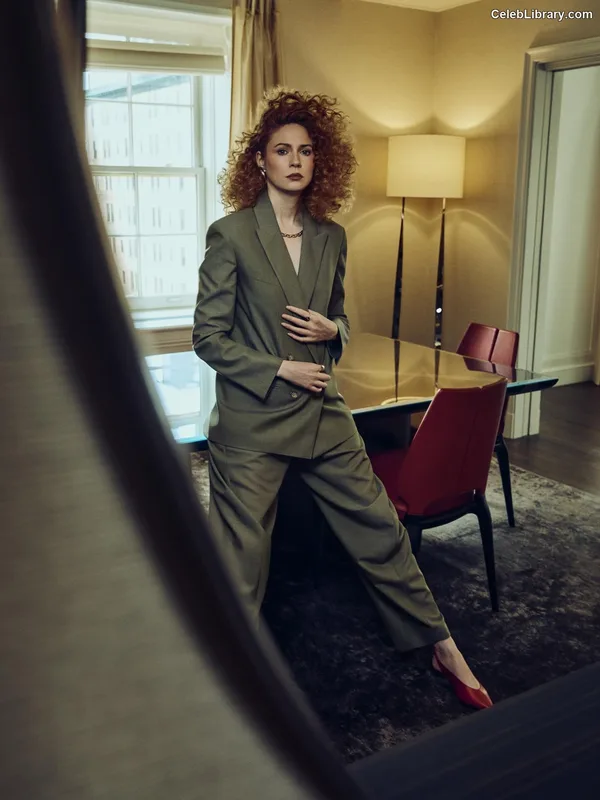 Karen Gillan photo 1 of 787