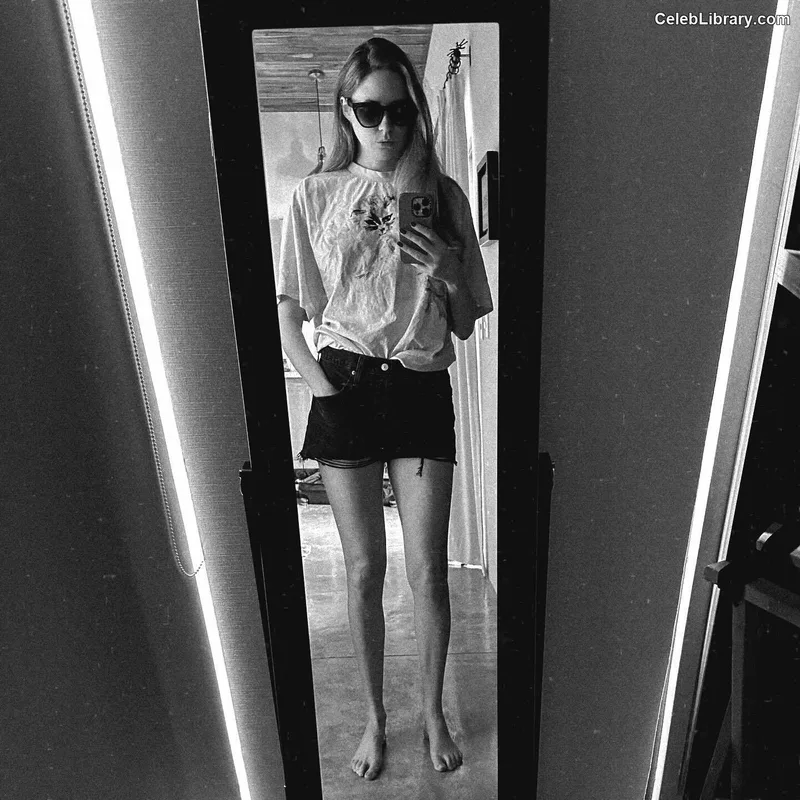 Karen Gillan photo 3 of 787