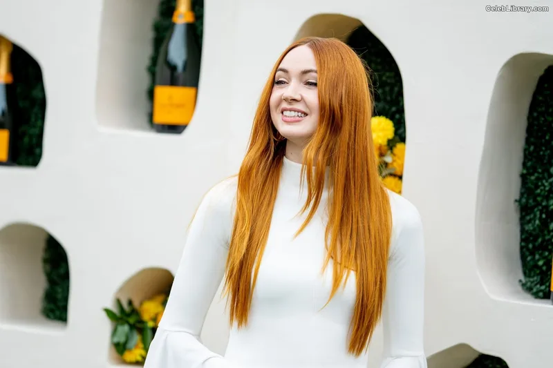 Karen Gillan photo 5 of 787