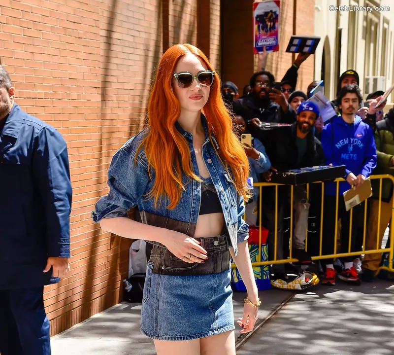 Karen Gillan photo 6 of 787