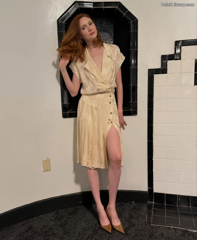 Karen Gillan photo 4 of 787
