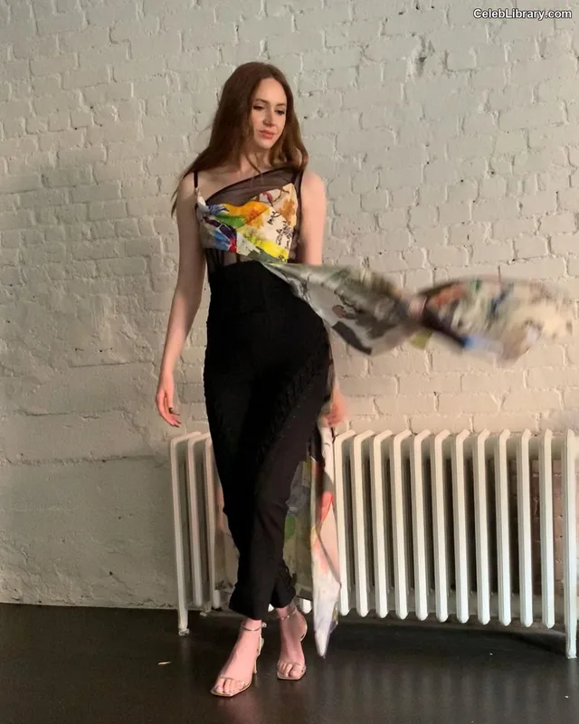 Karen Gillan photo 17 of 787