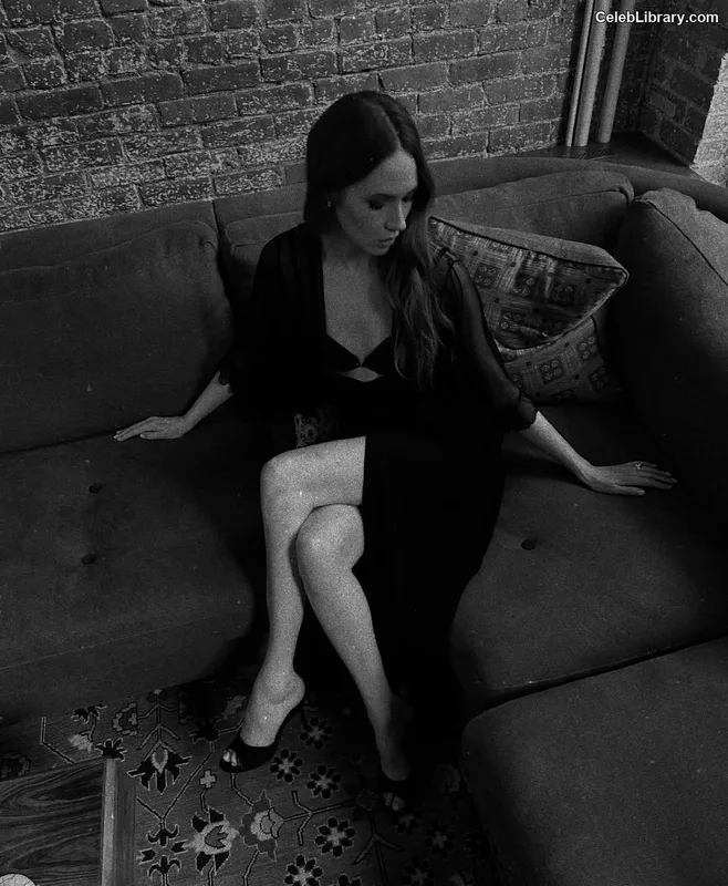 Karen Gillan photo 6 of 787