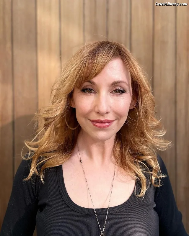 Kari Byron photo 2 of 95
