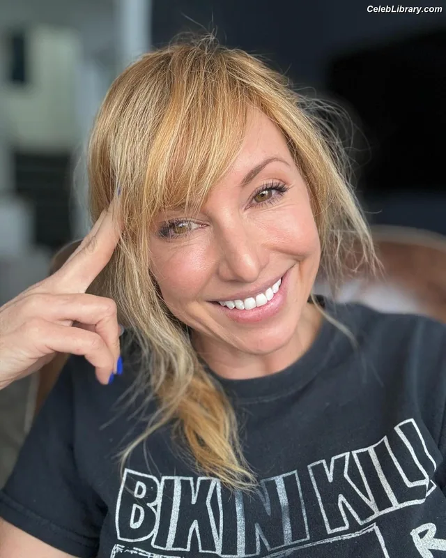 Kari Byron photo 6 of 95