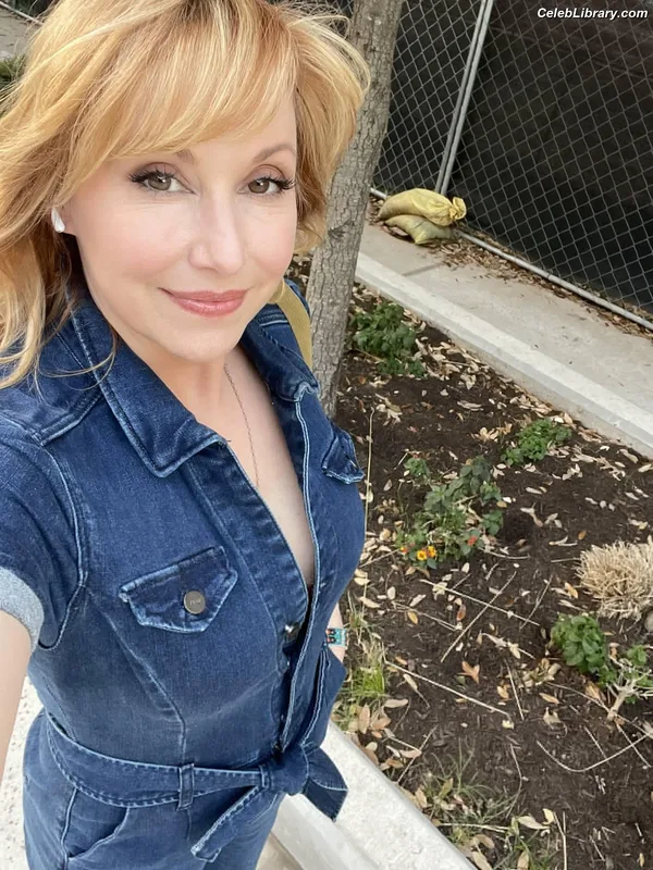 Kari Byron photo 7 of 95