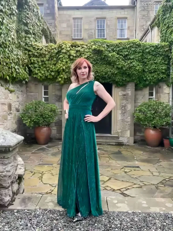 Kari Byron photo 3 of 95