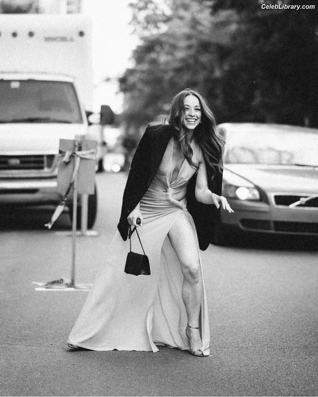 Karine Vanasse photo 15 of 42