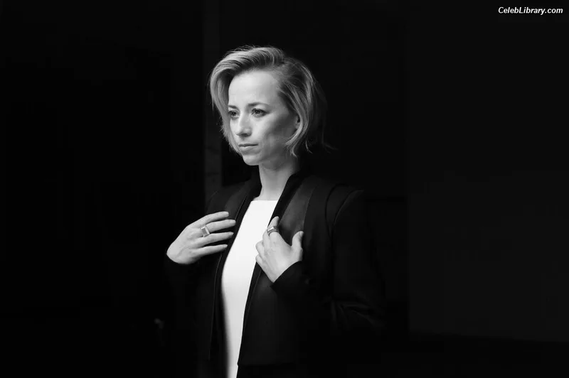 Karine Vanasse photo 4 of 42