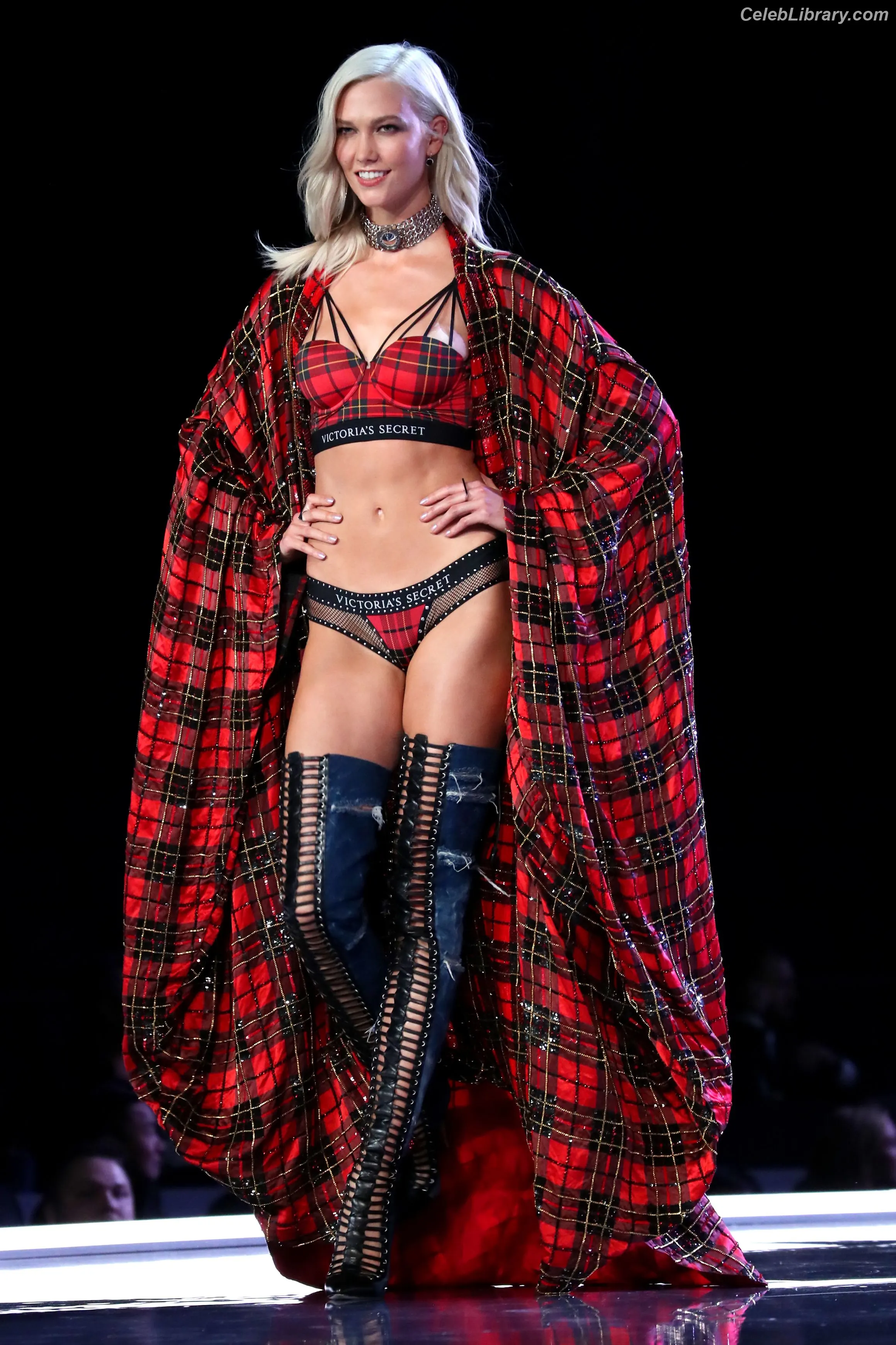 Karlie Kloss photo 3 of 302