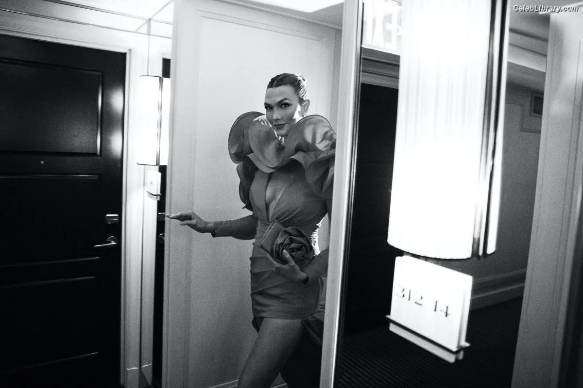Karlie Kloss photo 12 of 302