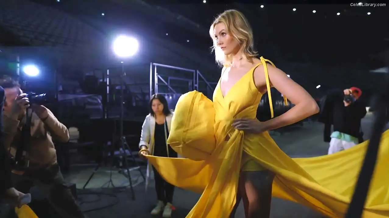 Karlie Kloss photo 22 of 302