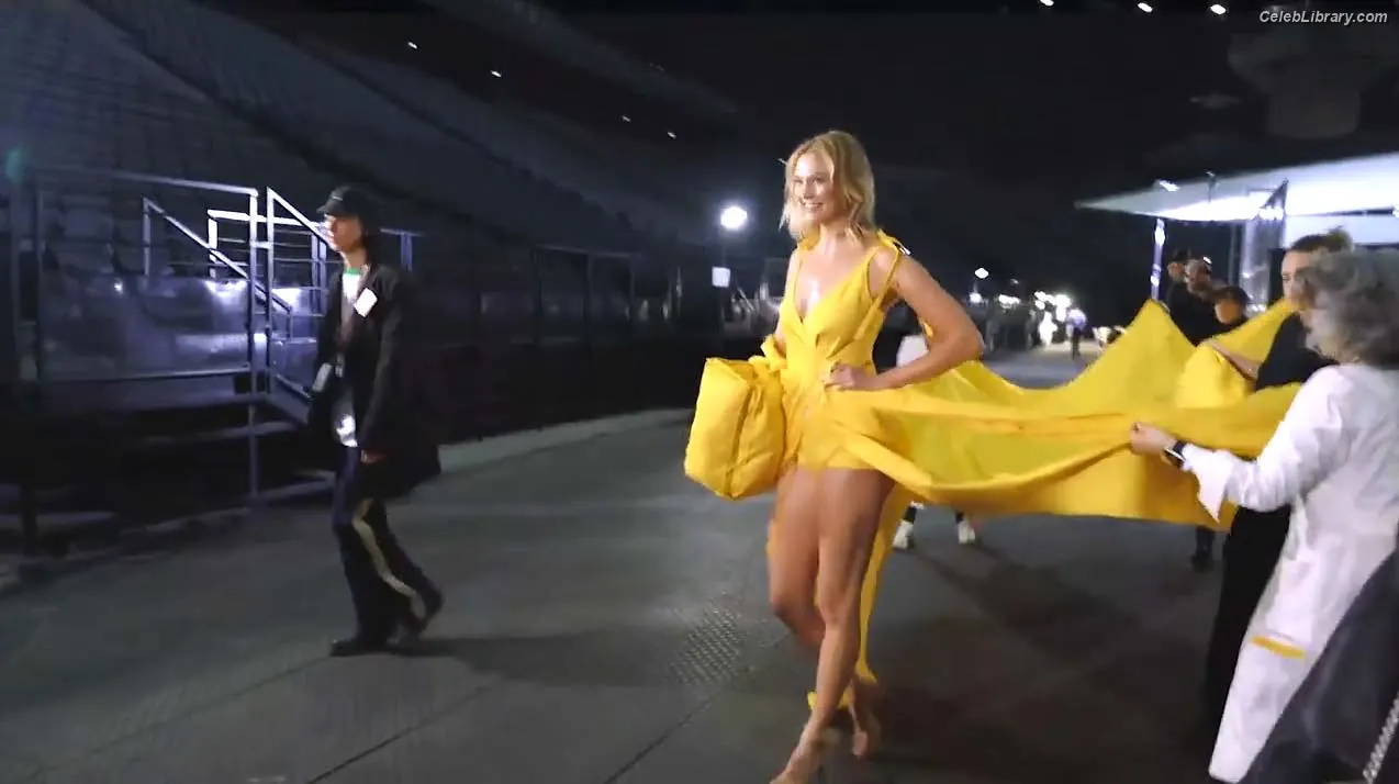 Karlie Kloss photo 23 of 302