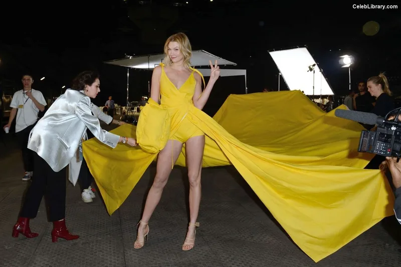 Karlie Kloss photo 1 of 303