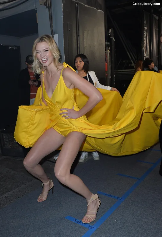Karlie Kloss photo 9 of 303