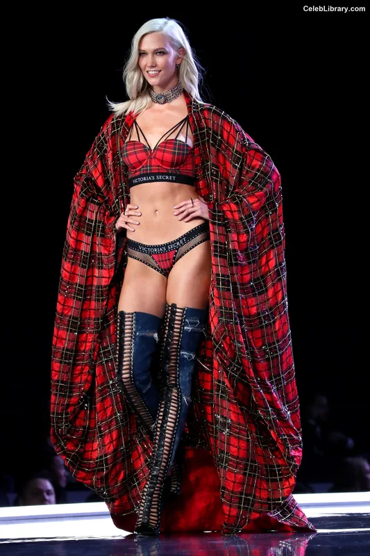 Karlie Kloss photo 3 of 303