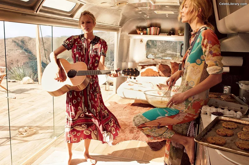 Karlie Kloss photo 19 of 303