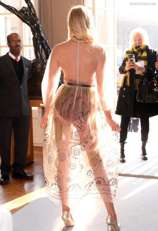 Karlie Kloss photo 7 of 303