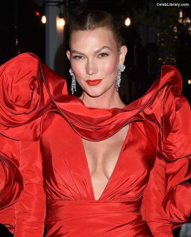Karlie Kloss photo 13 of 303