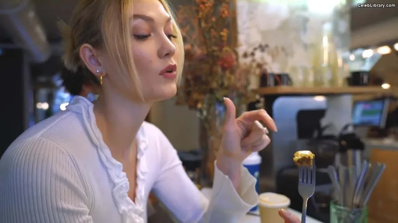 Karlie Kloss photo 23 of 303
