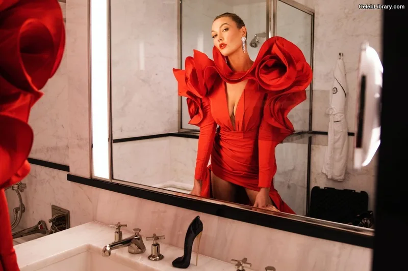 Karlie Kloss photo 1 of 303
