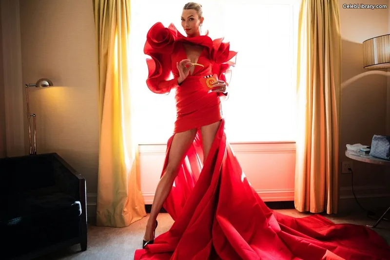Karlie Kloss photo 2 of 303