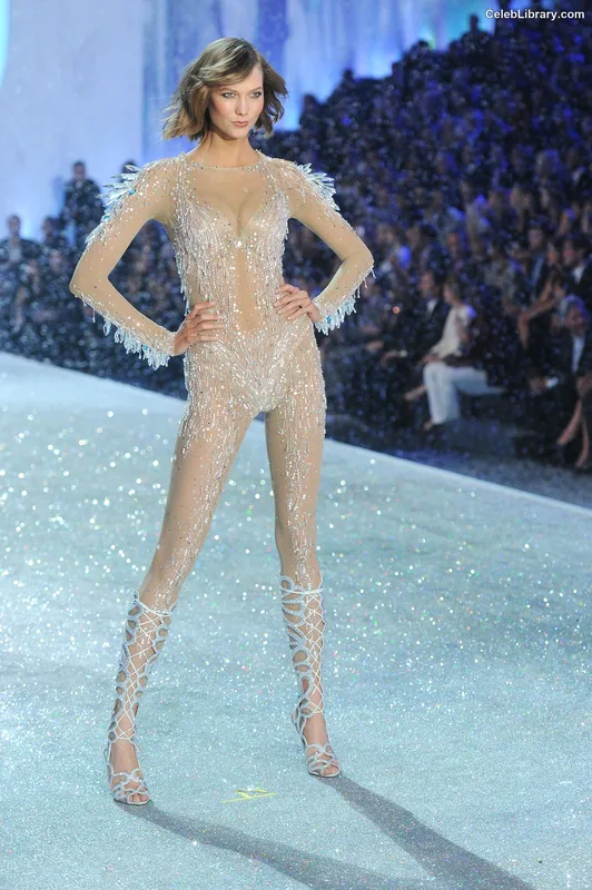 Karlie Kloss photo 19 of 303