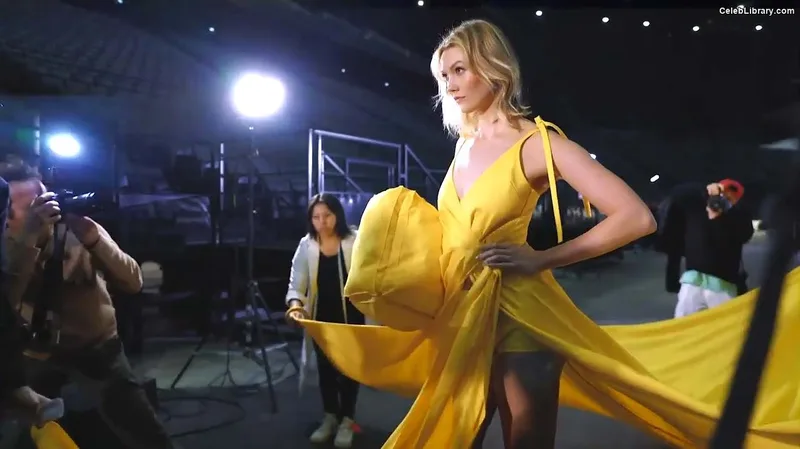 Karlie Kloss photo 22 of 303