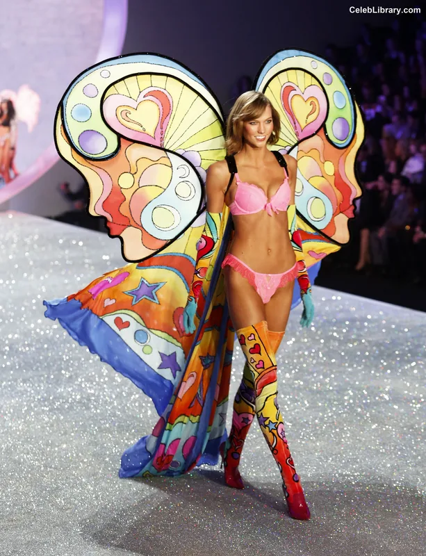 Karlie Kloss photo 23 of 303