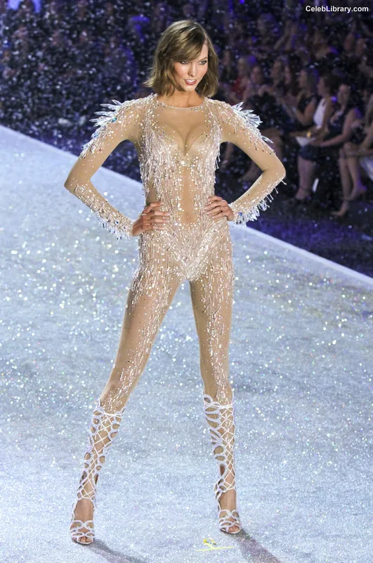 Karlie Kloss photo 7 of 303